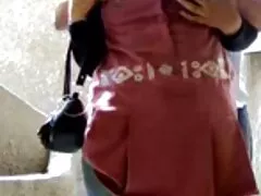شخص دزدکی دختری را در دمپایی می زند و در آخر روی ماسک او سینمایی نیمه سکسی ظاهر می شود