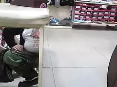 جوجه دارای سوراخ نوک پستان پس از لعنتی توسط دو فیلمسکسیسینمایی خروس به سختی می تواند بایستد