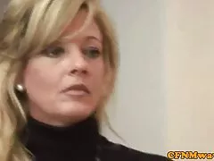 زن زیبا با جوراب سکسی در موقعیت های مختلف با یک سکسی سینمایی دوست زندگی می کند