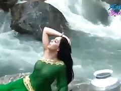 یک دانشجوی عالی بعد از کلاس با یکی سکسی سینمایی از دوستانش لعنتی کرد